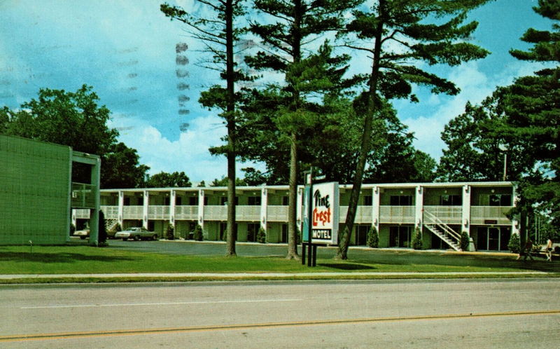 Pine Crest Motel (Knights Inn) - Vintage Postcard